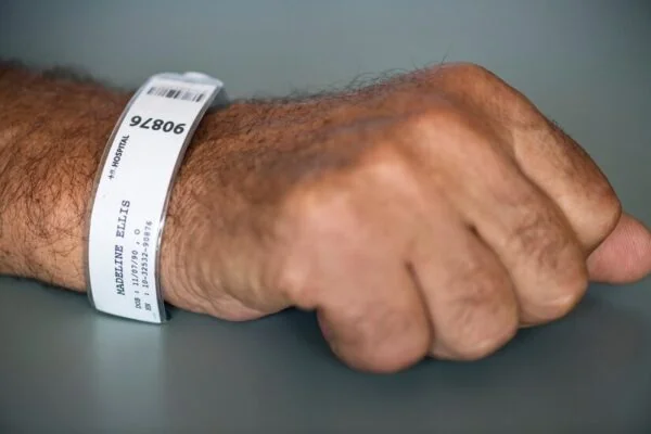 Identificación con Brazaletes