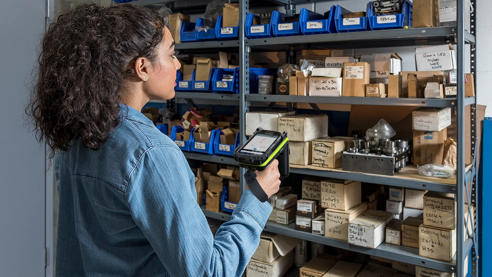 Operaria escaneando inventario con RFID en una bodega